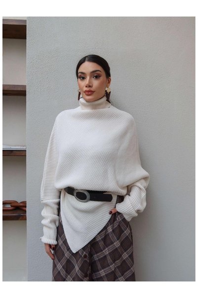 ESRAHELVACI Gürtelverzierter Pullover mit asymmetrischem Schnitt