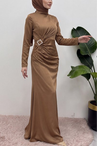 Modamorfo Seitlich gerafftes Abendkleid aus Satin mit Stein-Taka-Detail