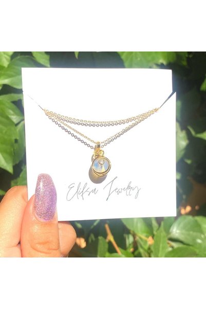 Elifsu Jewelry قلادة صغيرة مصنوعة من حجر الأوباليت الاصطناعي الملفوف باللون ا...