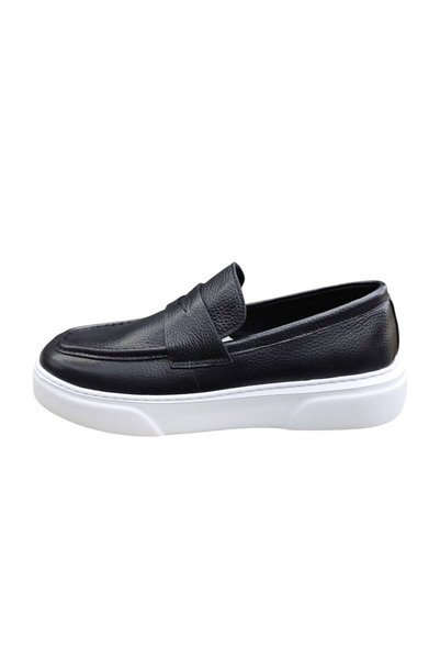 King Shoes حذاء لوفر من الجلد الأسود ذو نعل أبيض