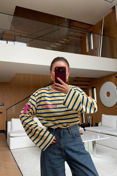 Özge Özgenç İnce Çizgili Yazı Baskılı Sweat