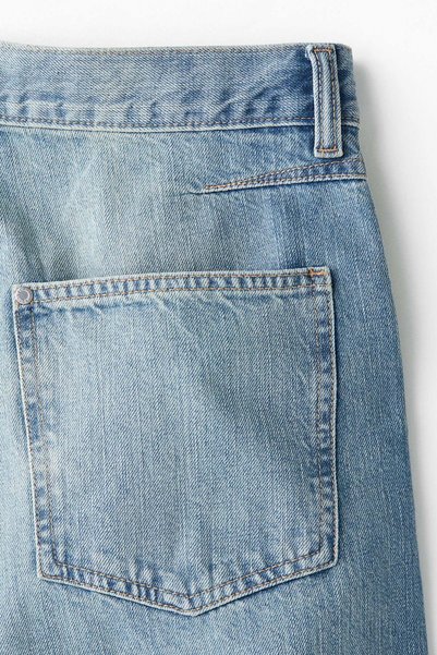 H&M بنطلون جينز فضفاض بتصميم دارتيد
