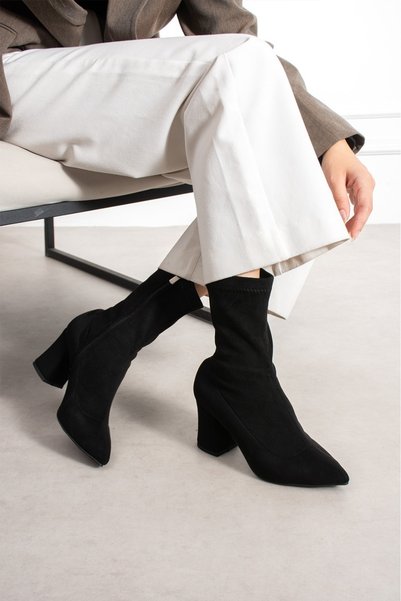 Vaghessa Shoes حذاء نسائي من Vaghessa مصنوع من الجلد السويدي المطاطي بمقدمة م...