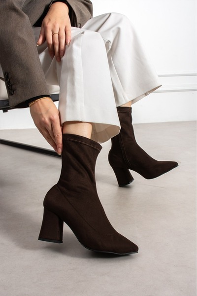 Vaghessa Shoes حذاء نسائي من Vaghessa مصنوع من الجلد السويدي المطاطي بمقدمة م...