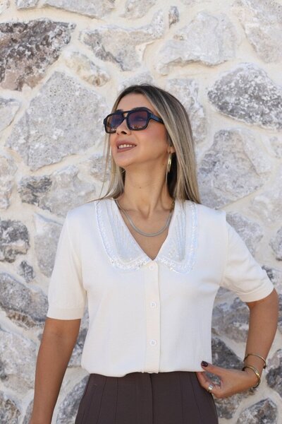 bytugcekaya Κρεμ ζακέτα κοντή με παγιέτες στο γιακά, σε κανονικό μέγεθος