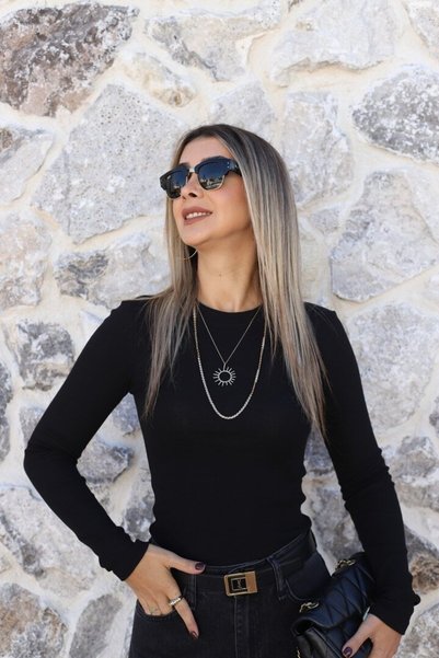 bytugcekaya Μαύρη μπλούζα με λαιμόκοψη σε σχήμα Ο και ριμπ ύφανση