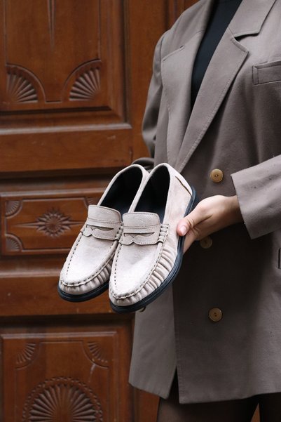 Trendlov OLVENİA Ekru Süet Kadın Günlük Rahat Loafer Ayakkabı - Kaymaz Taban Büzgülü Penny Moccasin