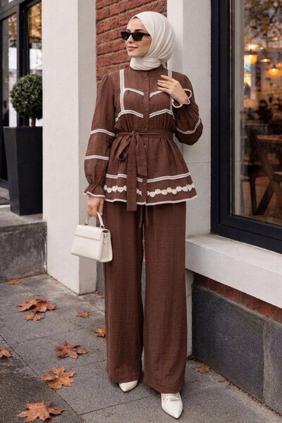 Neva Style طقم إسلامي من قطعتين من الكتان البني مع تفاصيل من الدانتيل 95722KH