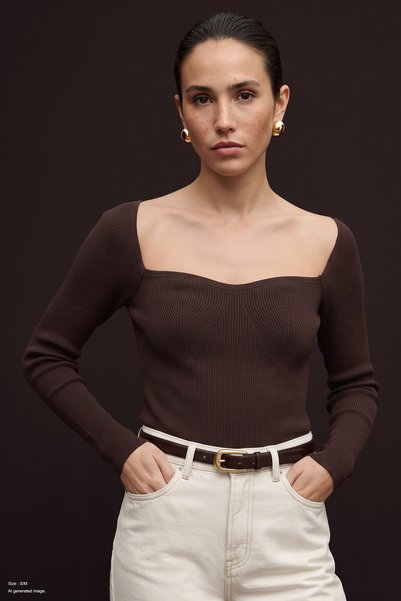 Sateen Strickbluse mit Herz-Ausschnitt – Braun