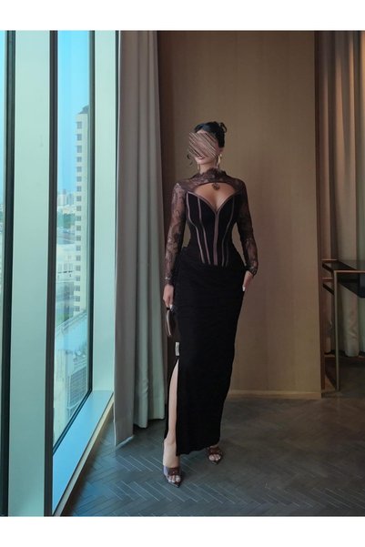 Reem اسم الموديل: فستان سهرة أسود طويل بتصميم كورسيه ودانتيل فاخر