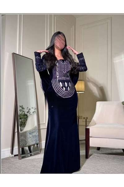 Reem اسم الموديل: جلابية فاخرة مخملية كحلية بتطريز تراثي أنيق
