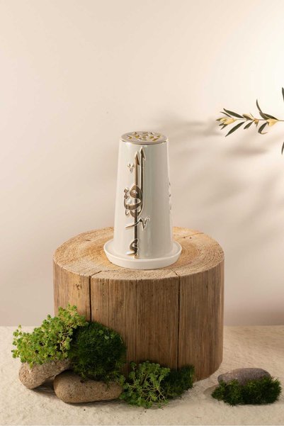 Otantik Home شمعدان إلكتروني متوسط الحجم من ليقا - باللون البيج والذهبي