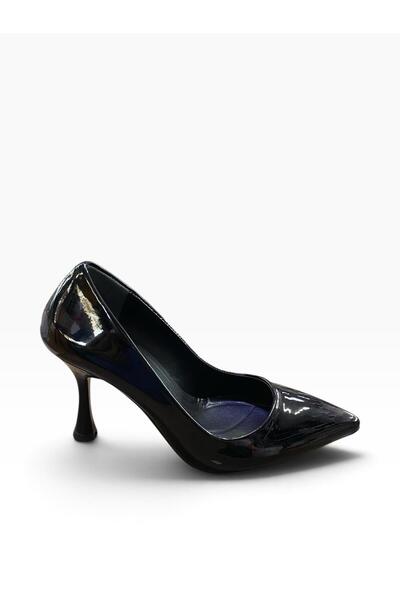 Shoes Γυναικείο παπούτσι με γόβες στιλέτο από λουστρίνι