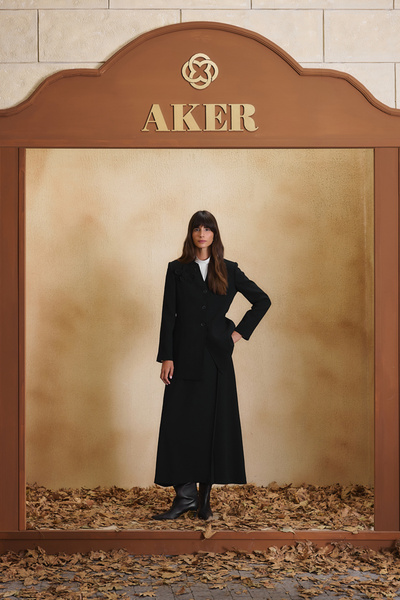 Aker تنورة سوداء واسعة