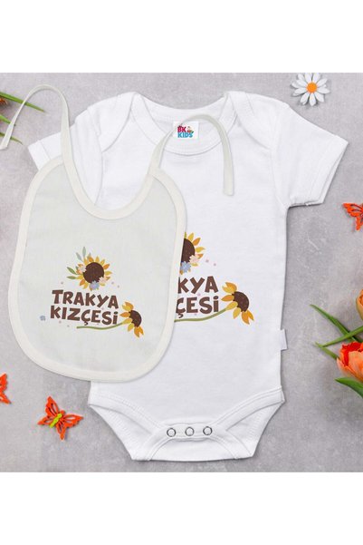 Bk Gift طقم هدايا يتضمن بدلة أطفال بيضاء بتصميم "تراكيا كيزدجسي" ومريلة للأطف...