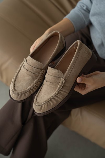 selin shoes حذاء لوفر نسائي بكعب سميك وخفيف الوزن، مزين برباط - لون فيزون سويت.