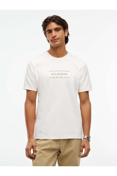 Tommy Hilfiger تي شيرت أبيض قطني بقصة عادية للرجال، مطبوع عليه شعار، موديل MW...