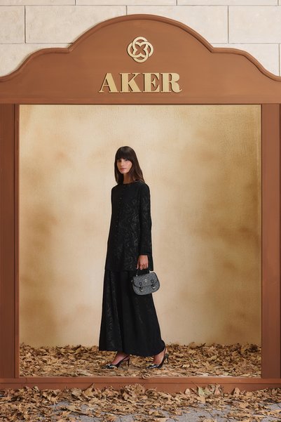 Aker تونيك أسود بياقة مستديرة.