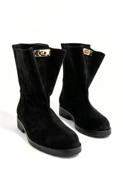 Shoebutik حذاء بوت نسائي ذو نعل مسطح من جلد السويد الأسود.