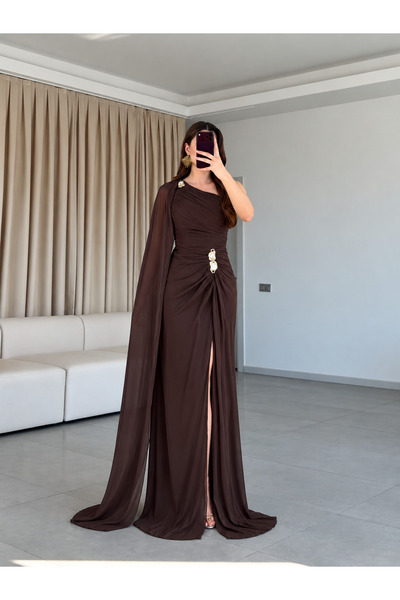 Balbe Fashion Marvella Kahverengi Tek Omuz Drapeli Pelerinli Taş Broş Detaylı...