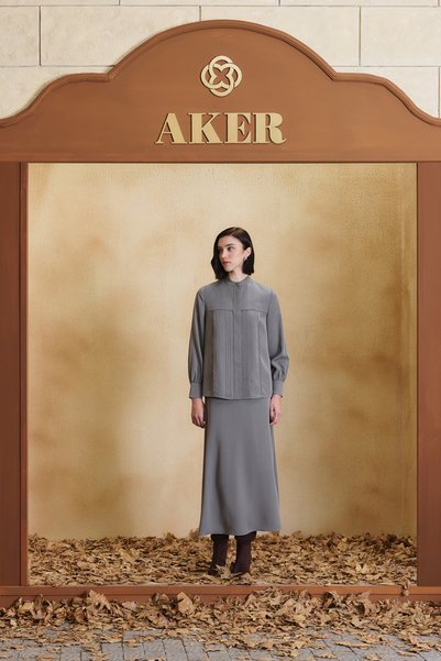 Aker بلوزة رمادية مزينة بتطريزات.