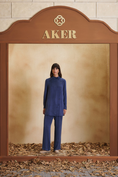 Aker تونيك بتصميم غير متماثل باللون الأزرق الداكن.