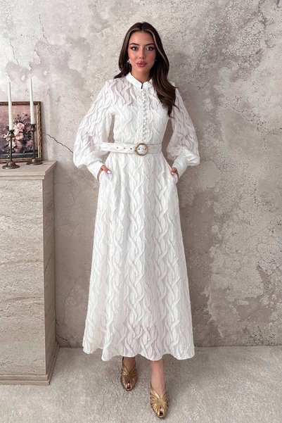bysocafashion فستان طويل من الفيسكوز مبطن، بلون البيج، مع تفاصيل حزام.
