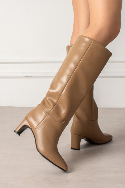 LORENN SHOES حذاء نسائي بكعب من الجلد باللون البيج الداكن من Lilla