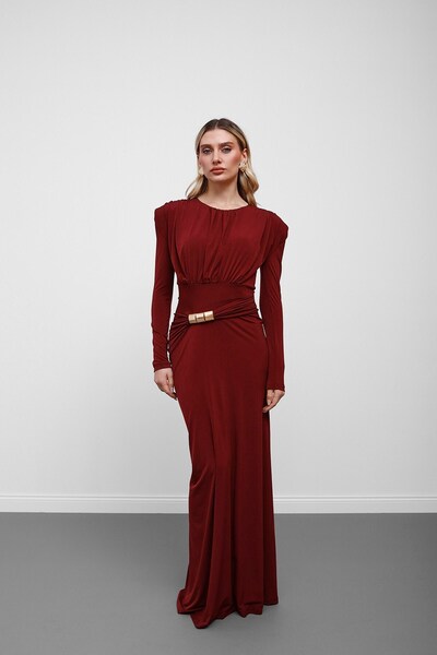 Serica Moda فستان طويل مكشكش مع اكسسوارات ذهبية بورجوندي