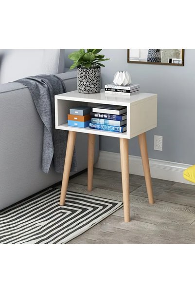table طاولة سرير بيضاء بتصميم بسيط مع مساحة تخزين وأرجل من الخشب الصلب، ومناس...