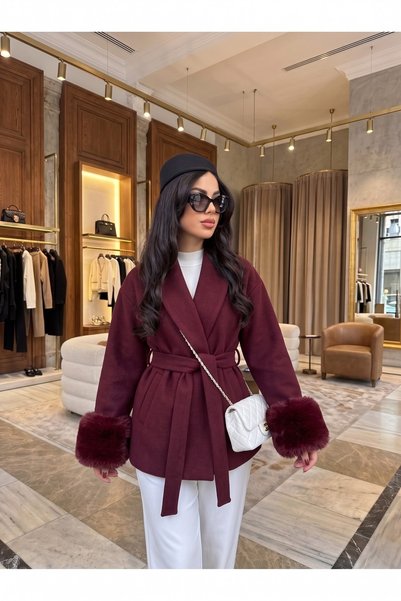Bordo Şal Yaka Kol Ucu Kürklü Belden Bağlamalı Kaşe Kaban & Ceket, kadın bordo Kolları Kürk Detaylı Kuşaklı Kaşe Kaban – Lüks Peluş Manşetli Kruvaze Kısa Palto