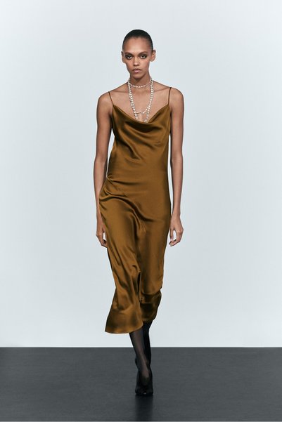 Massimo Dutti Saten kaplamalı dökümlü midi elbise.