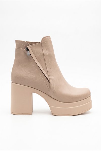 Shoesers حذاء بوت نسائي بتصميم خاص، بكعب عريض، وسحاب متقاطع، باللون البيج.