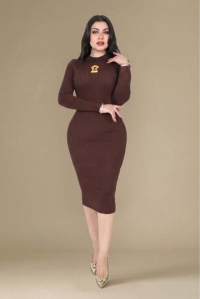 IZAR فستان ميدي مضلع بياقة عالية وتفاصيل معدنية على الصدر
