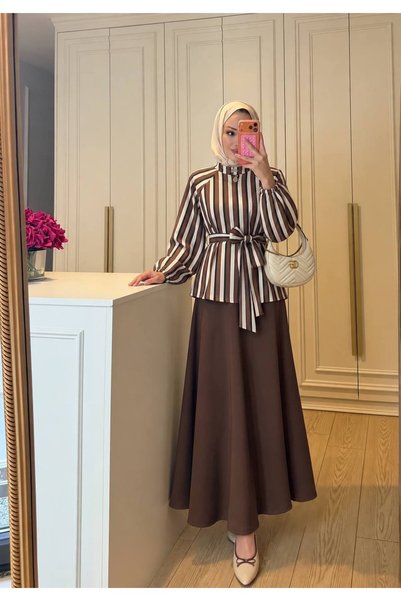 BLUSS طقم نسائي مكون من قطعتين، يتضمن تنورة واسعة من قماش السكوبا المخطط مع ح...