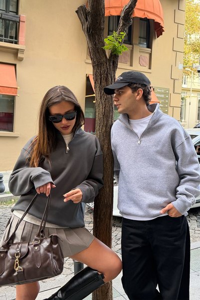 Flaw Wear سترة رياضية رمادية بقصة مريحة وفتحة نصفية من FW Cool Puff