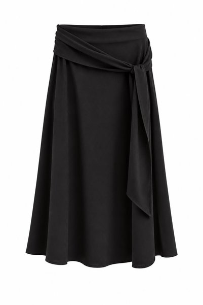 Pulli Collection تنورة ميدي ساتان سوداء بتفاصيل ربط.