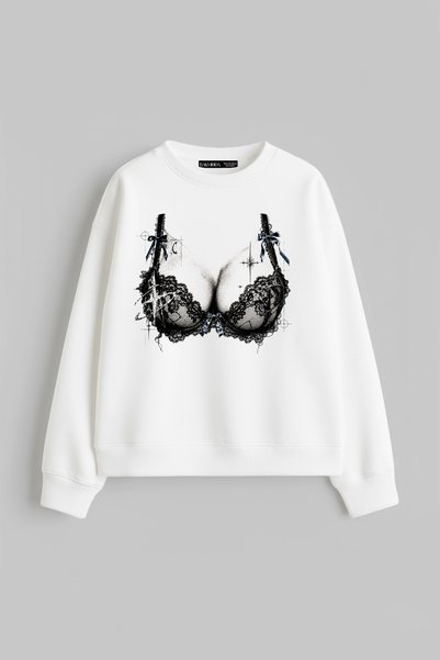 Bak Moda سويت شيرت أبيض نسائي بقصة فضفاضة، مزين بالدانتيل الأسود ومطبوع عليه ...