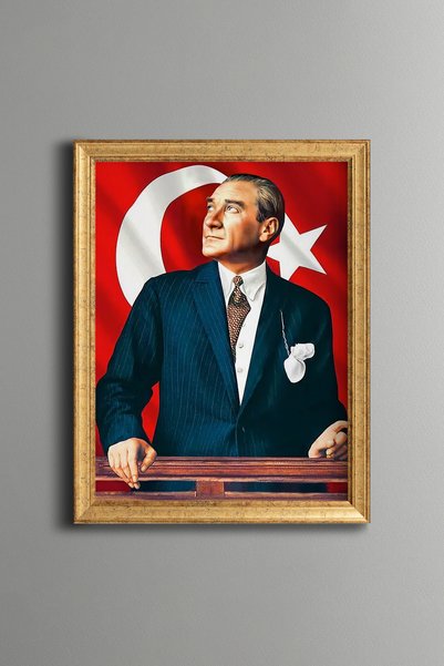 epiqart أتاتورك أمام العلم التركي - لوحة فنية بنقشة عتيقة - تصميم أنيق.