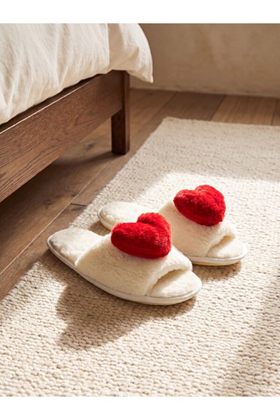 LC Waikiki Rmz – Women’S Plush House Slippers with a Unique Design.