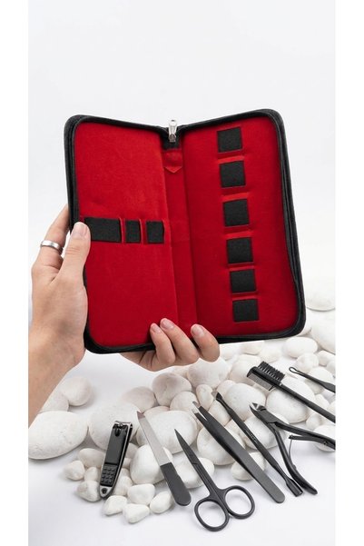 HACRA مانيكير وباديكير 💅   مجموعة من 9 قطع، عبارة عن حقيبة فارغة. لونه أحمر من الداخل وأسود من الخارج.