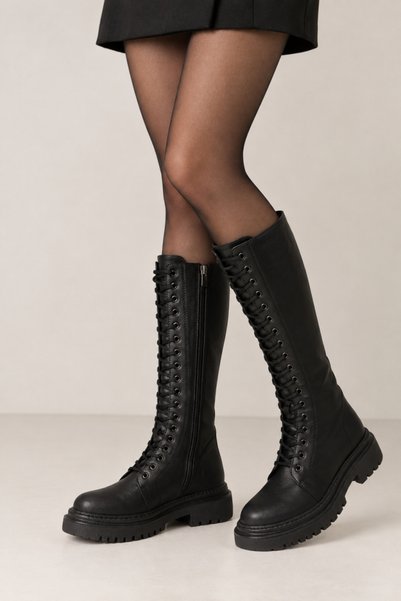 Şanzelize -- Comfortable and stylish zip-up boots with a black zipper