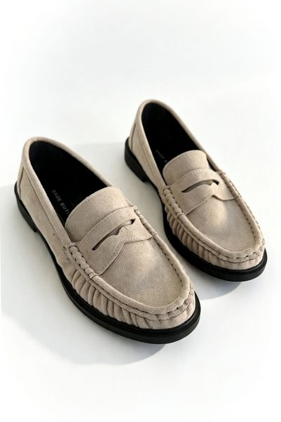 Shoebutik حذاء لوفر نسائي من جلد الغزال باللون البيج من ماركة أوليفر.