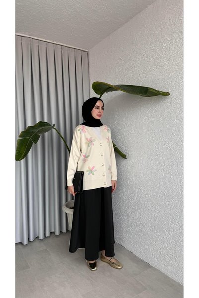 NUHBE سترة صوفية مزينة بالزهور - لون بيج.