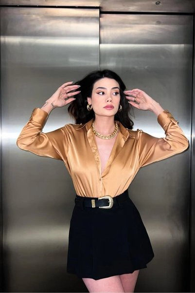 bysocafashion قميص نسائي من الساتان بتصميم فضفاض وأزرار.