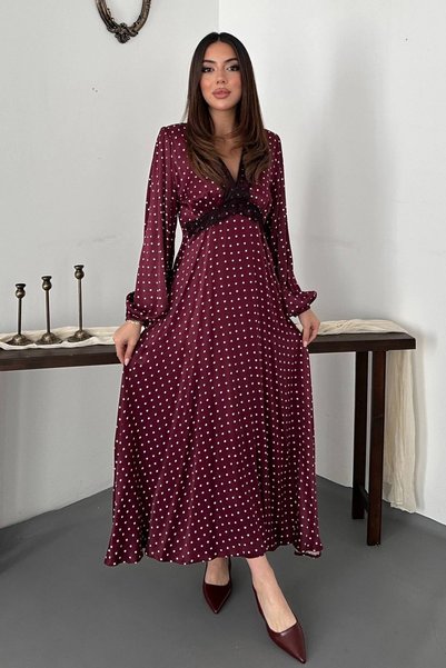 bysocafashion فستان ساتان نسائي باللون العنابي، مزين بنقشة منقطة وتفاصيل من ا...