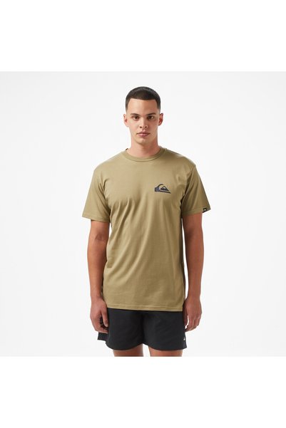 Quiksilver تي شيرت رجالي من ماركة "إيف ميني لوغو إس إس" باللون الكاكي.