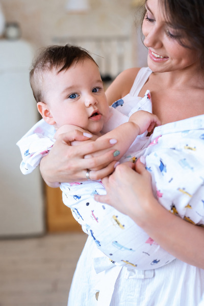 Caline Baby غطاء قماش موسلين بنمط سيارة زرقاء مقاس 90×75 سم + 2 منديل مبلّل للفم
