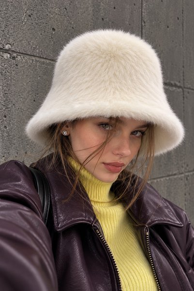 la polario Velora Premium Feathered Bell Beanie |   Soft Textured Women's Win...