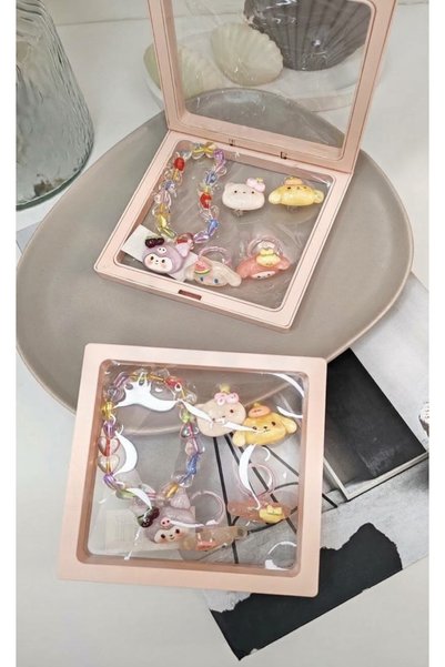 şeffaf çerçeve kutulu hello kitty ve kuromi figürlü çocuk bileklik, küpe ve yüzük set
